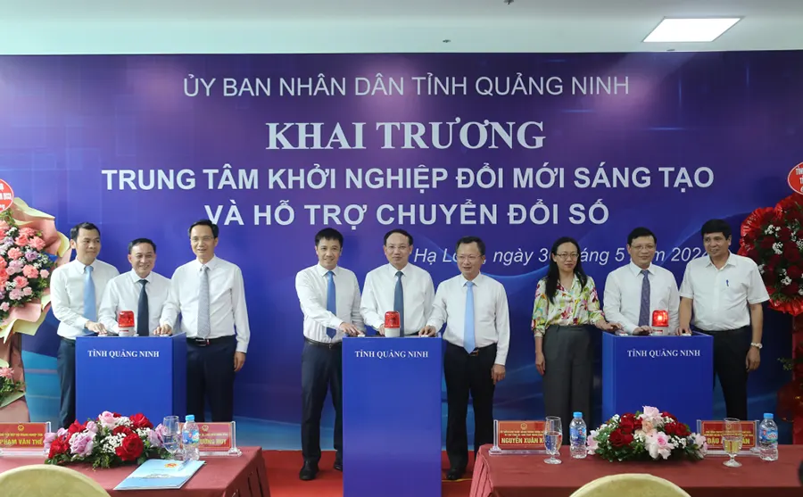 Các đại biểu bấm nút khai trương Trung tâm khởi nghiệp đổi mới sáng tạo và hỗ trợ chuyển đổi số.