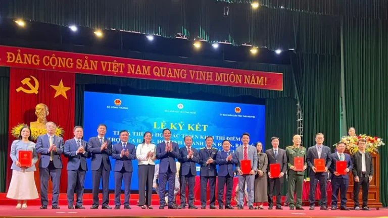 Lễ Ký kết thỏa thuận hợp tác triển khai thí điểm hỗ trợ cửa hàng, hộ kinh doanh bán buôn, bán lẻ chuyển đổi số tại tỉnh Thái Nguyên - Ảnh: VGP/TG